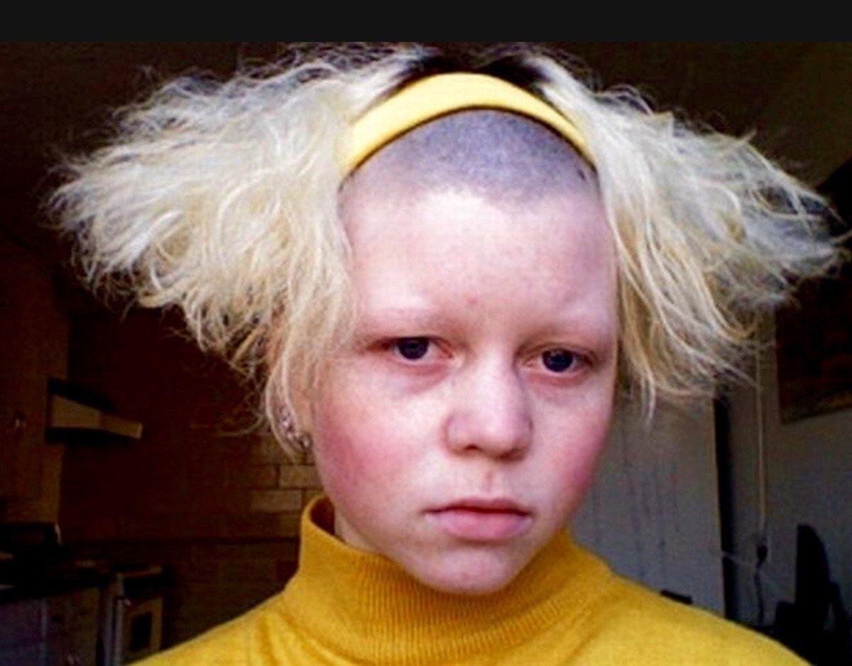 Креативная короткая стрижка шапочка