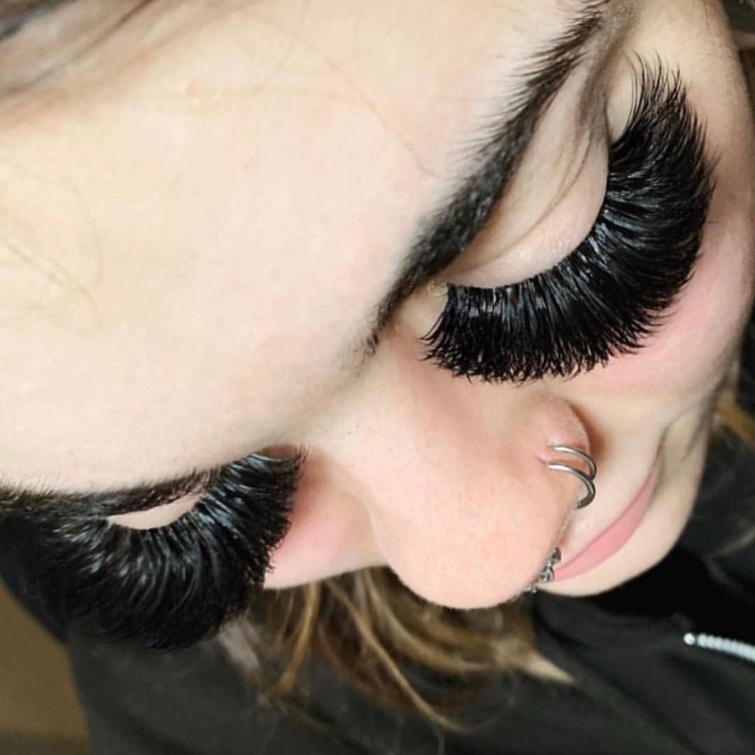 Модель на наращивание ресниц