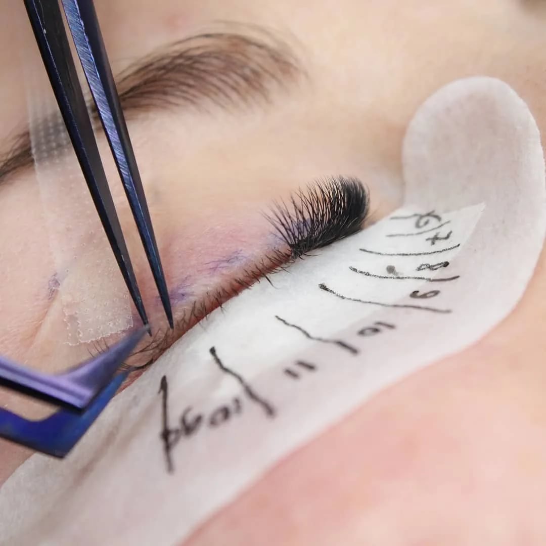 Лешмейкер надпись