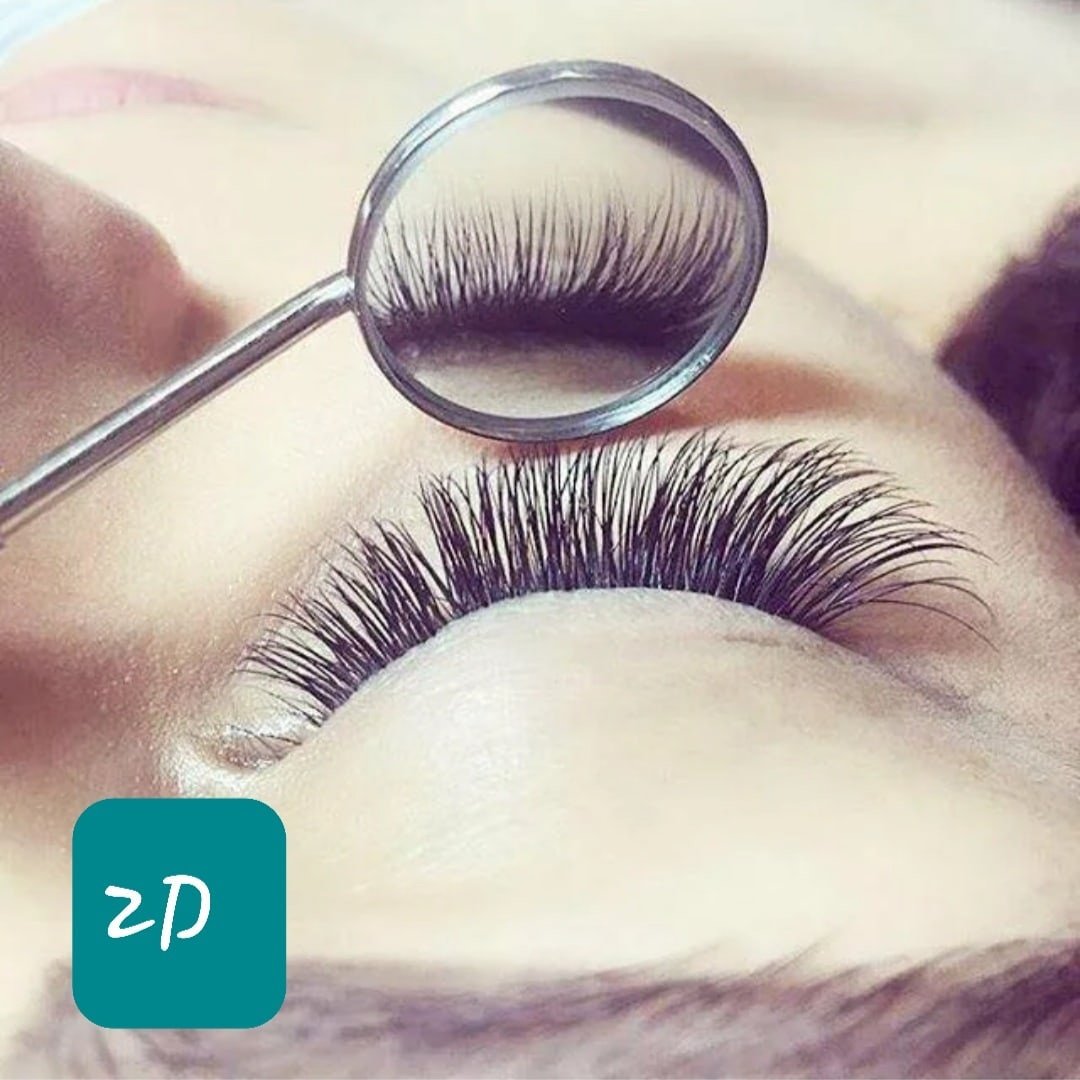 Модель с ресницами