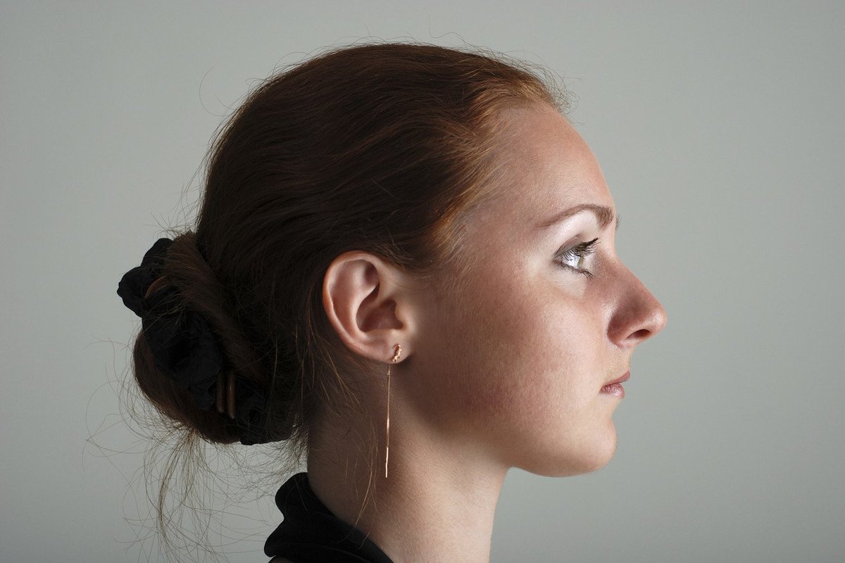 Голова девушки в профиль