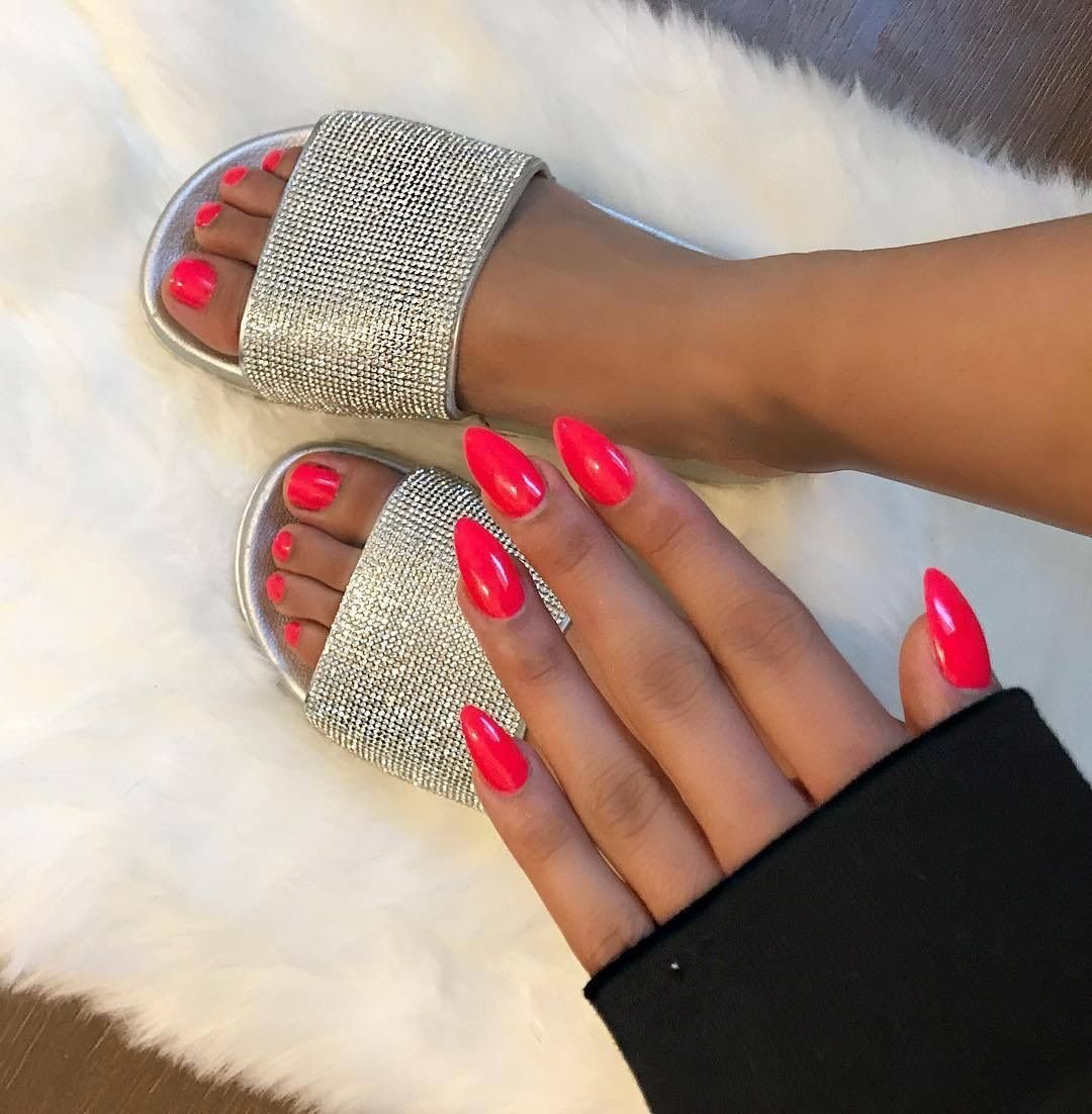 Яркий коралловый педикюр