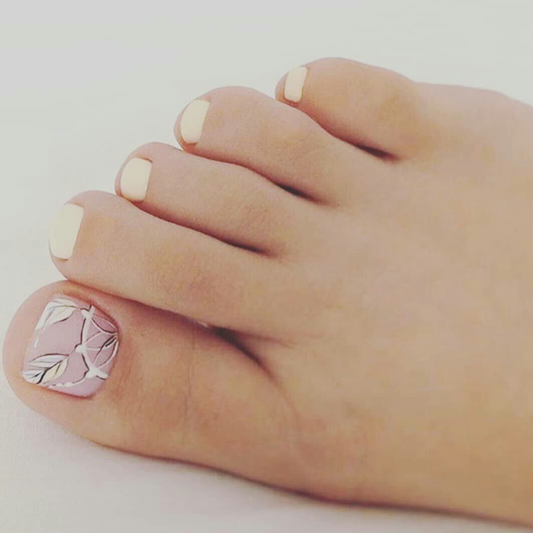 Педикюр с цветами