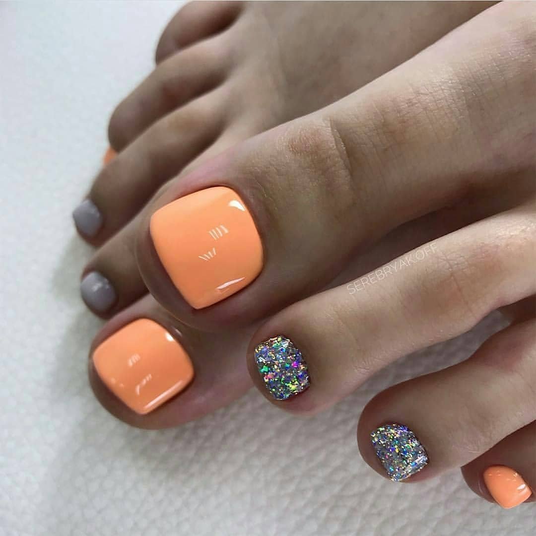 Педикюр яркий летний