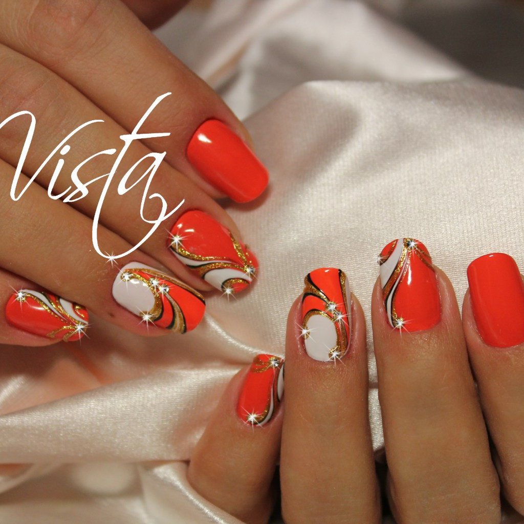 Маникюр кораллового цвета с дизайном