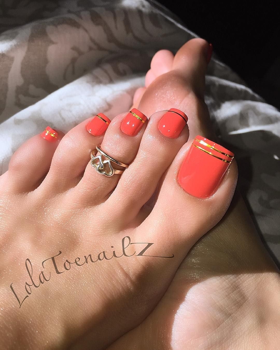 Педикюр кораллового цвета