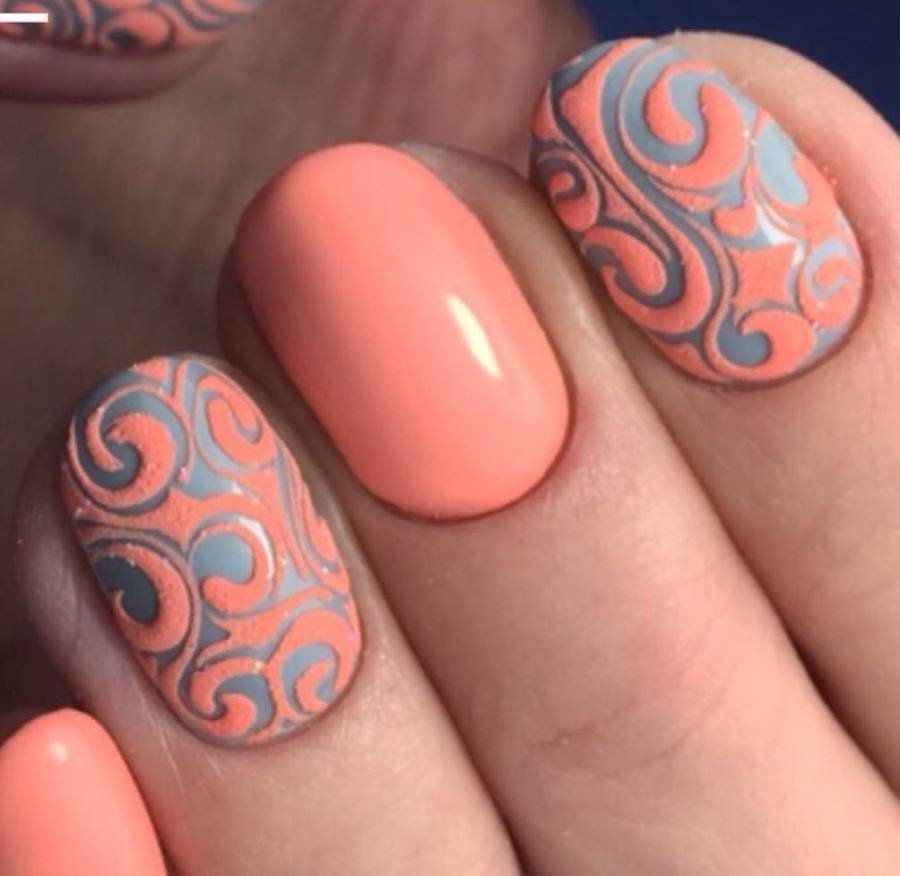 Маникюр персикового цвета