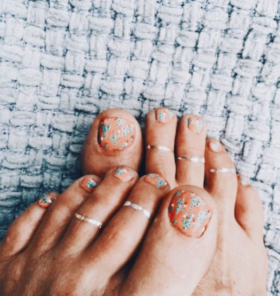 Персиковые ногти на ногах