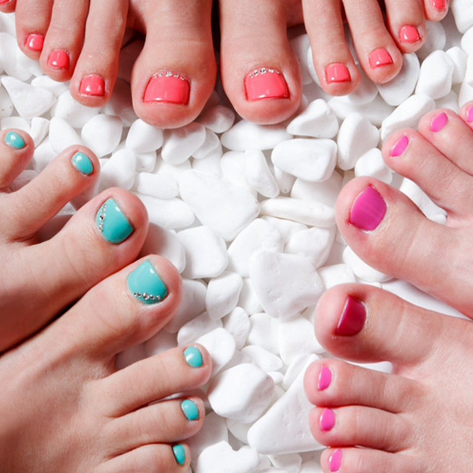 Оттенки лаков для педикюра