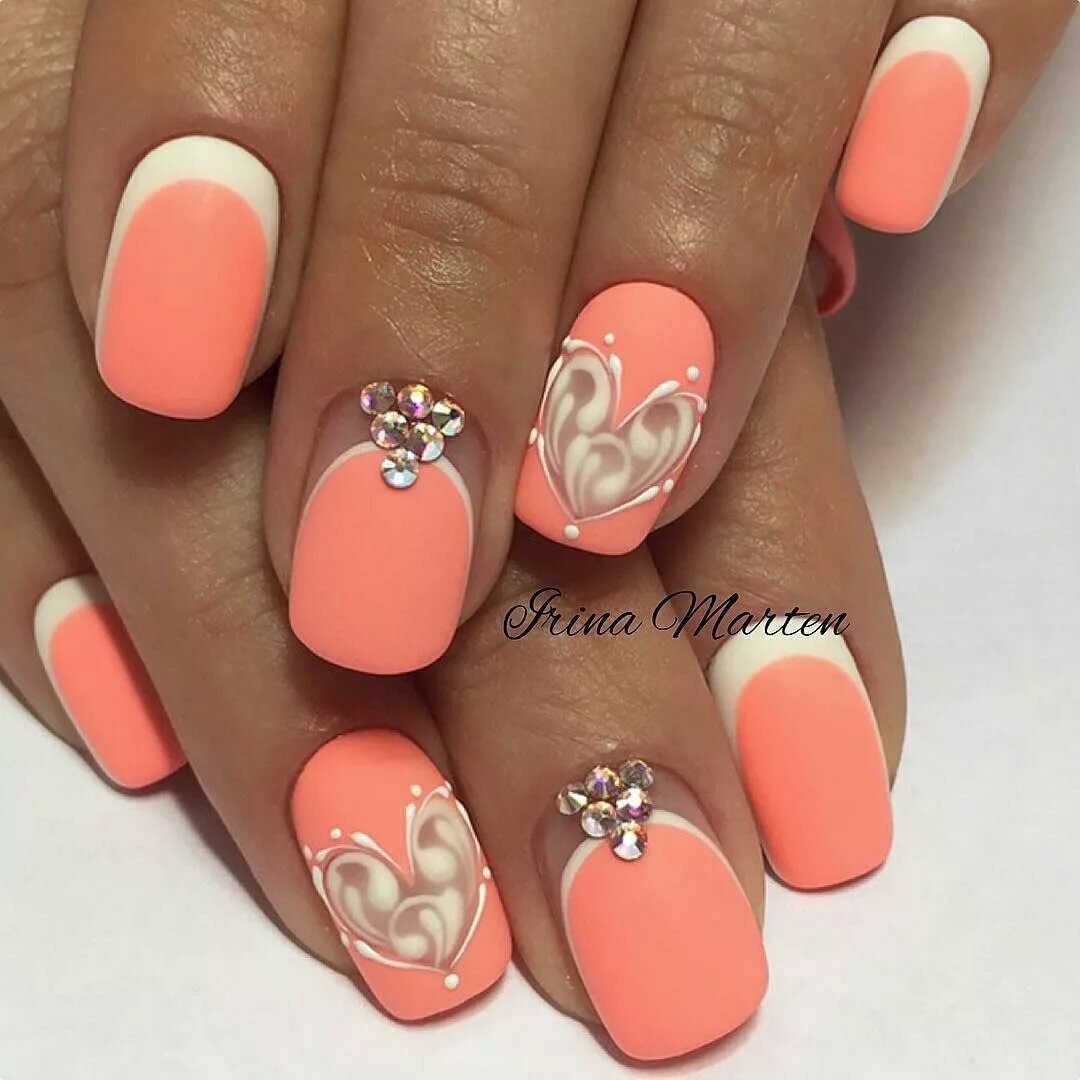 Педикюр в пастельных тонах