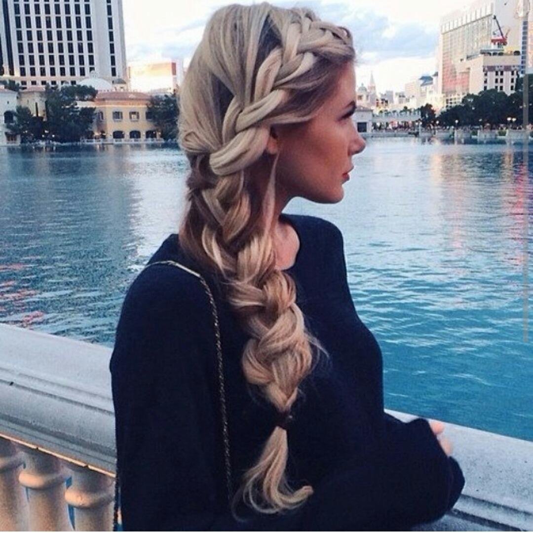 Красивая блондинка с косой