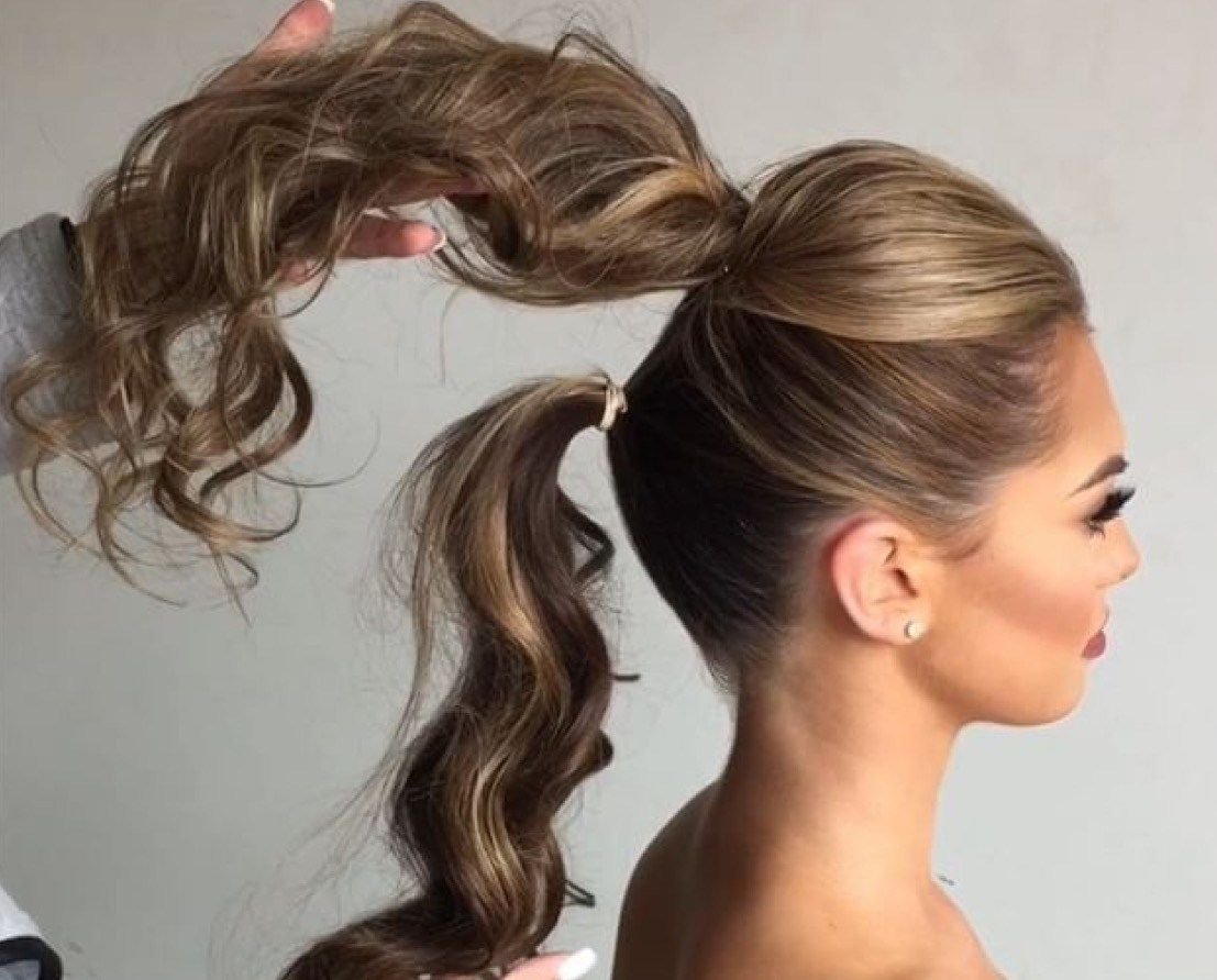 Простая прическа на выпускной с хвостом