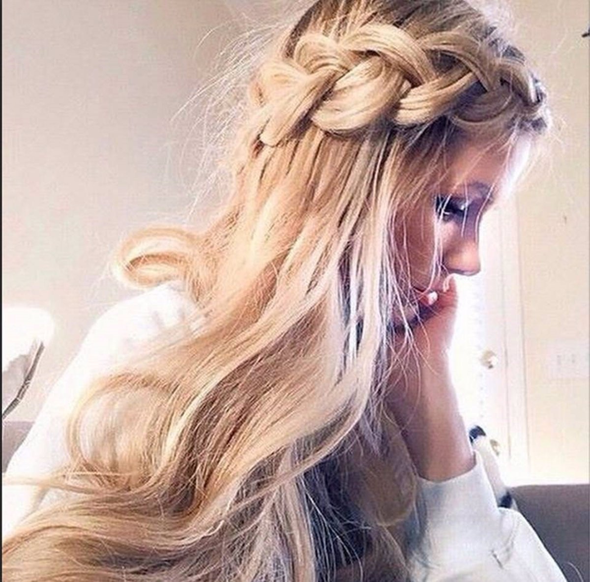 Распущенные волосы с косичками по бокам