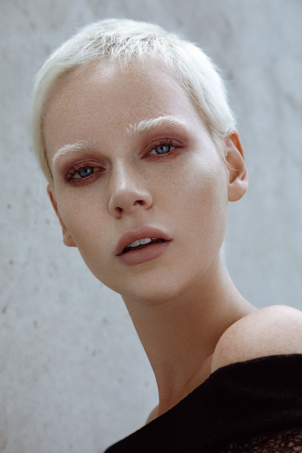 Обесцвеченные брови