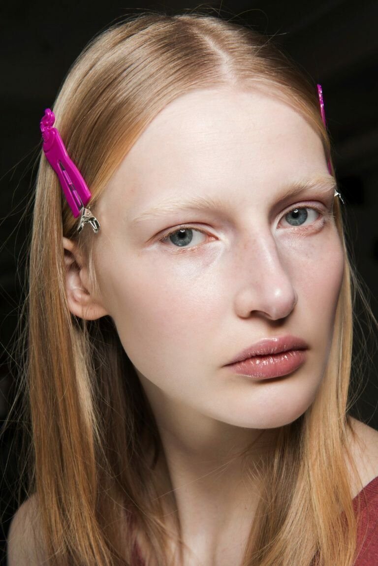 Обесцвечиванные брови