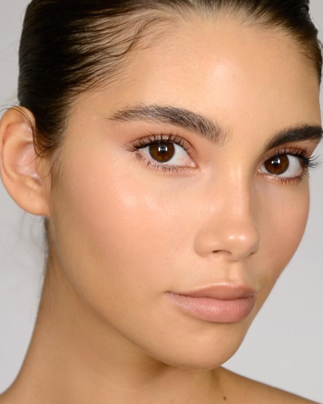 Натуральный макияж для карих глаз