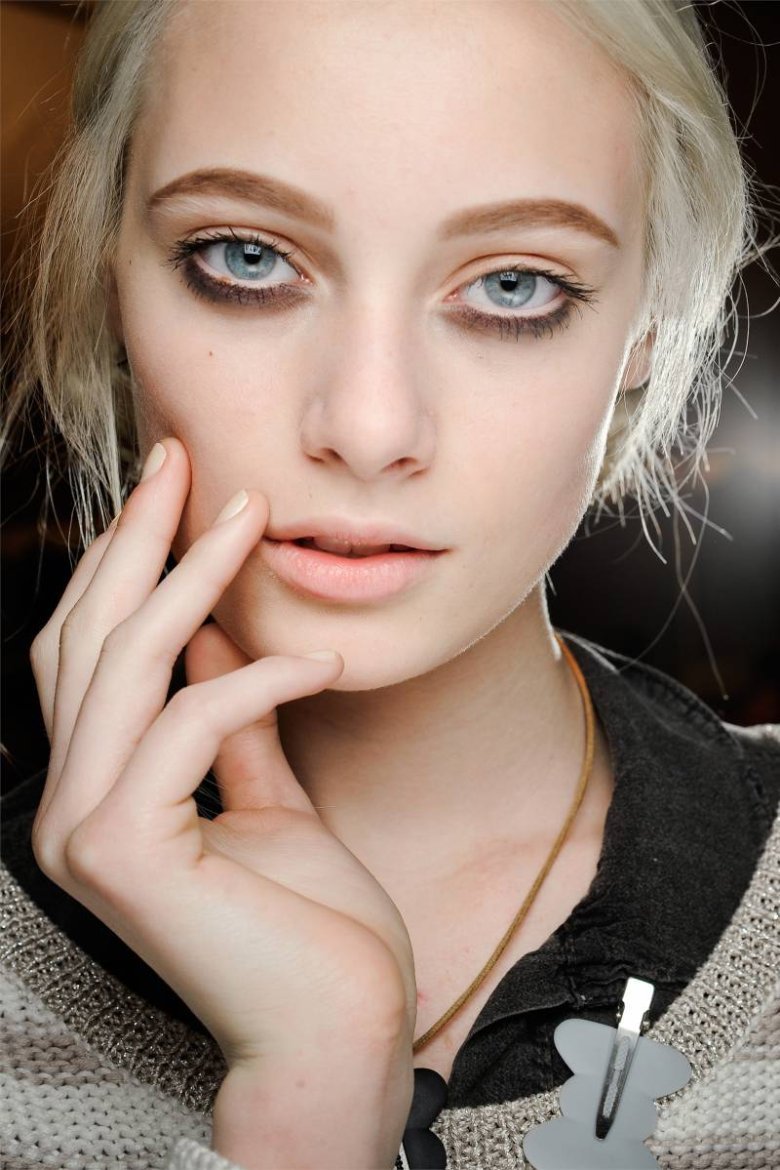 Светлые брови