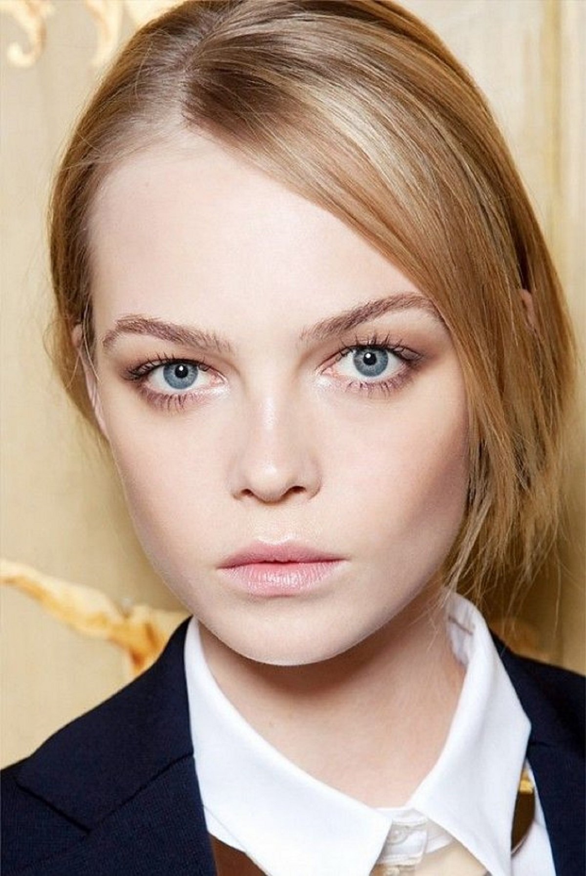 Девушки со светлыми бровями