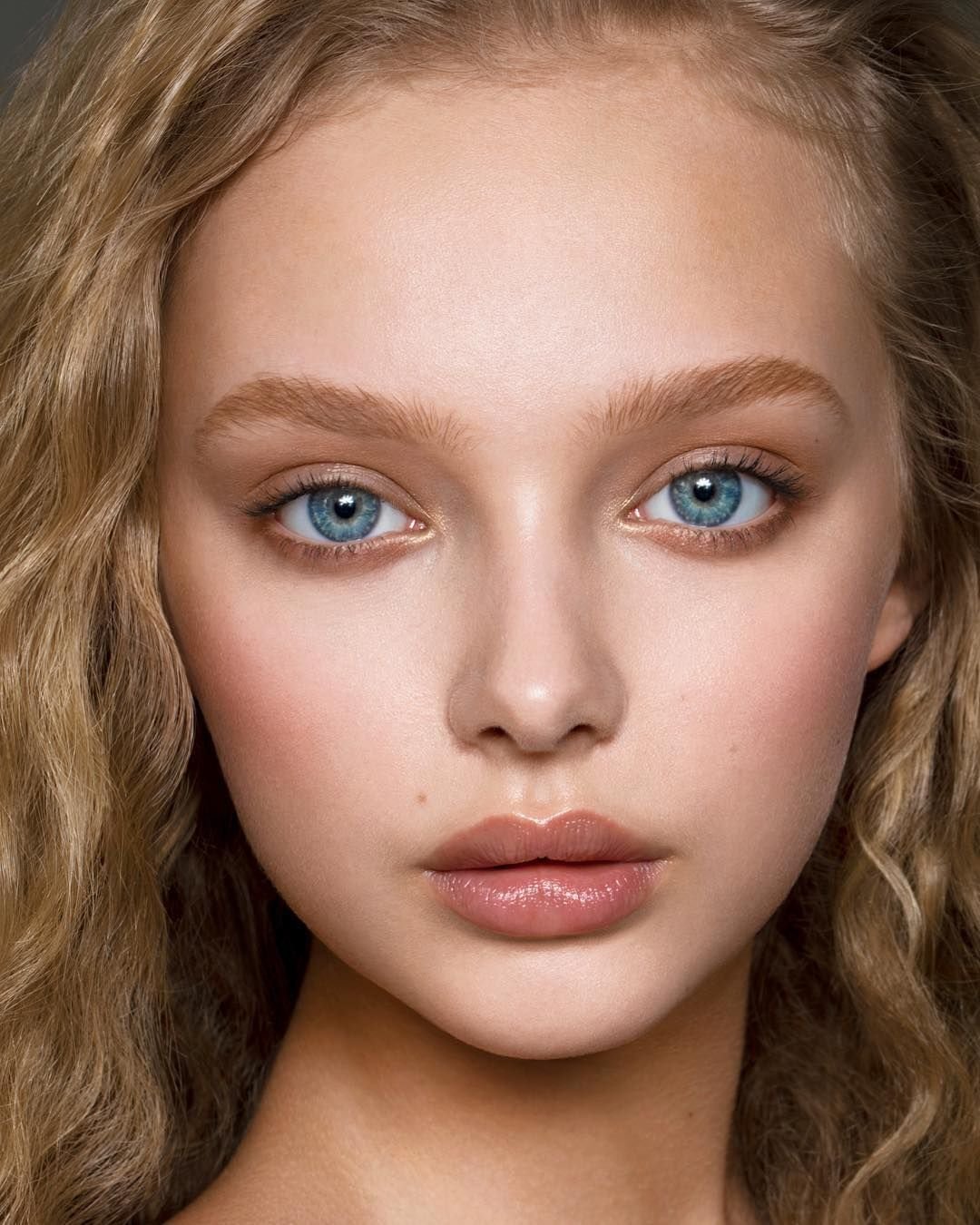 Кара Делевинь легкий макияж