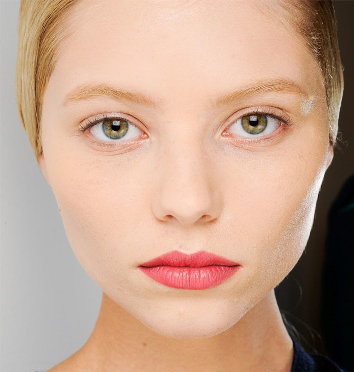 Девушки со светлыми бровями