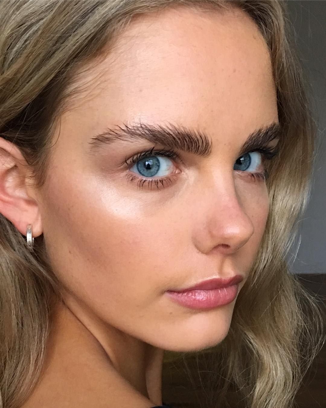 Красивые натуральные брови