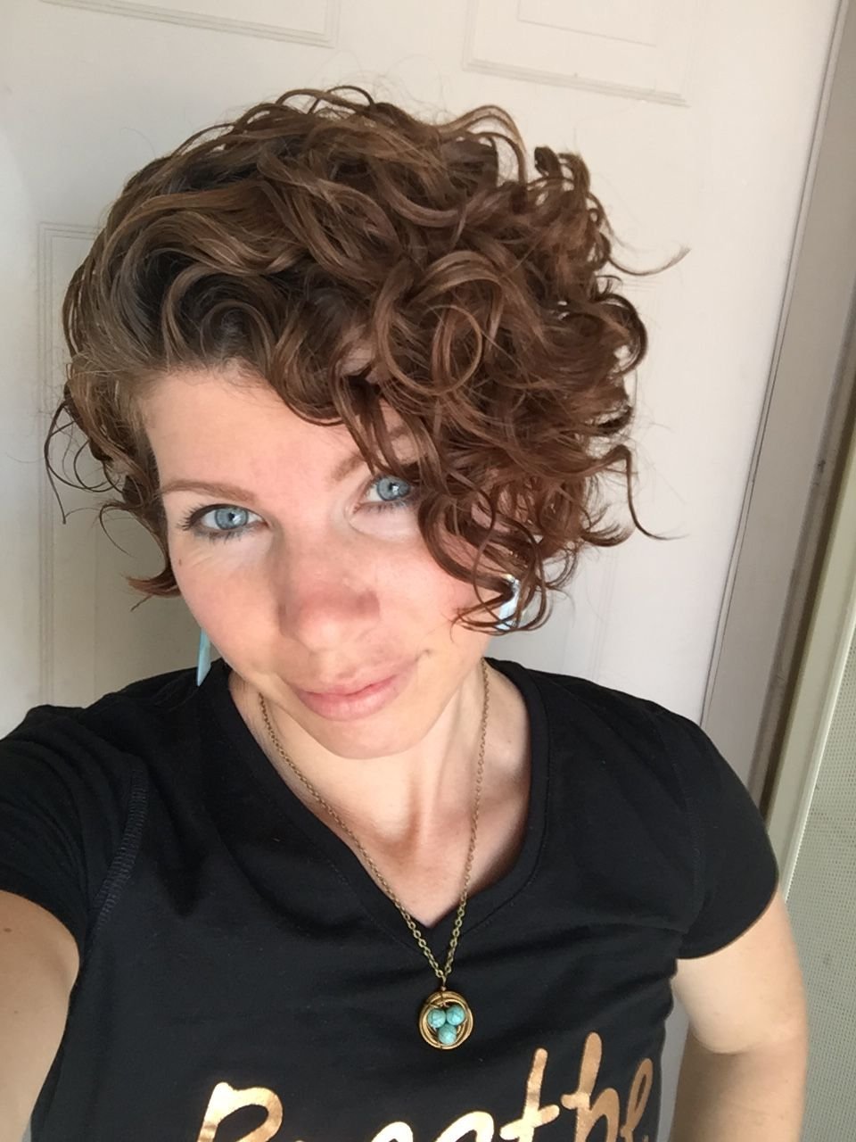 Асимметричная стрижка на кудрявые волосы