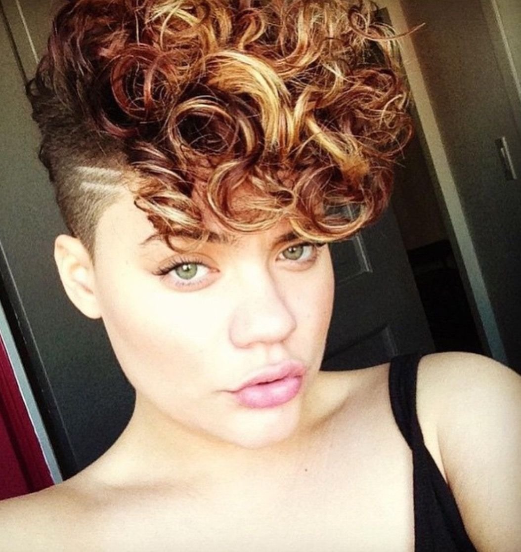 Бритые короткие кудрявые волосы