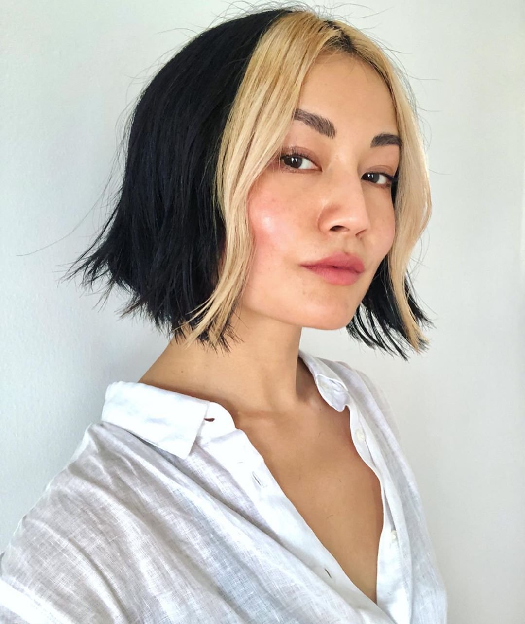 Каре с белыми прядями у лица