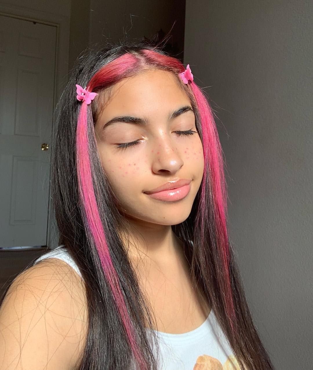 Цветные пряди на челке