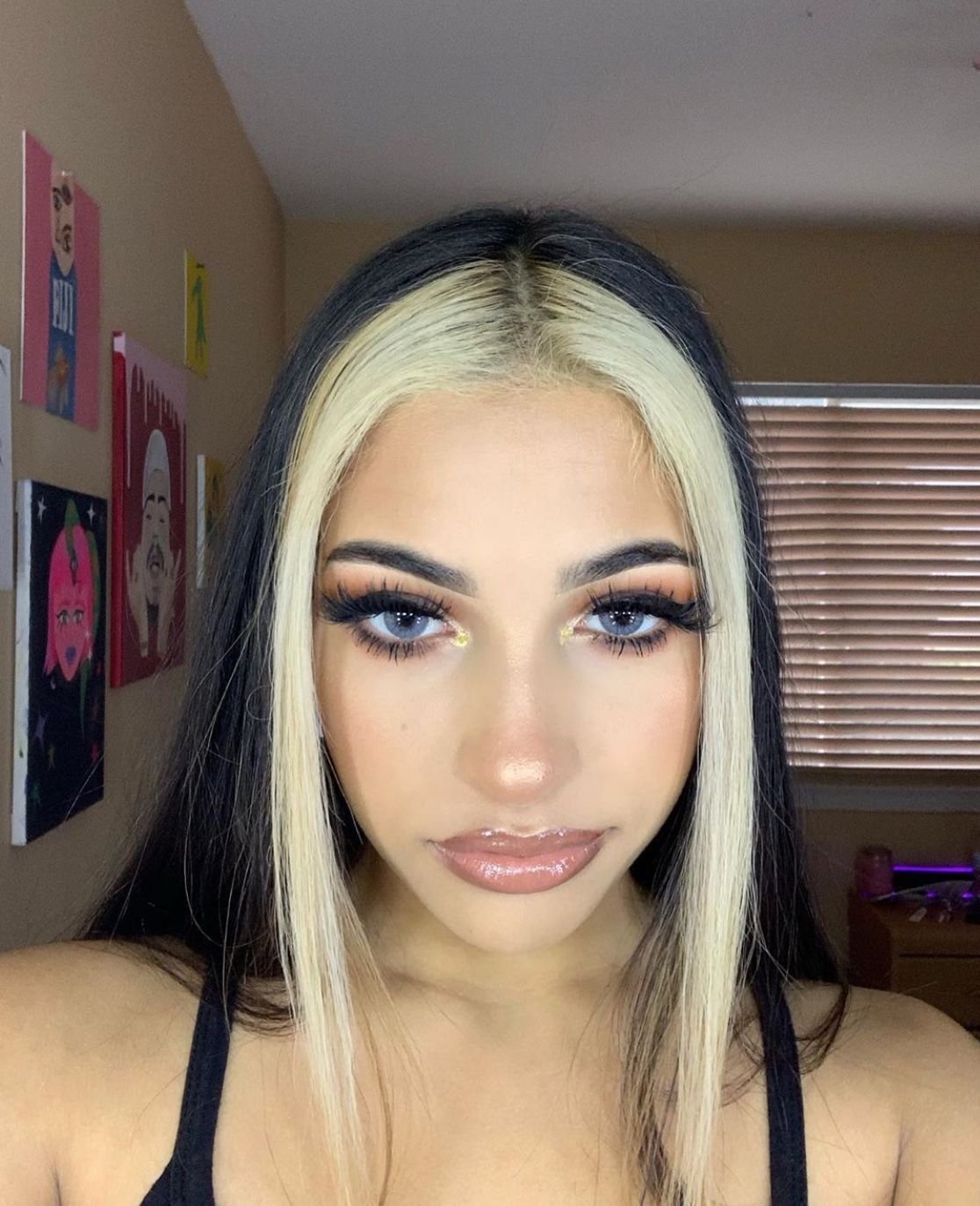 Окрашевание чёлки в белый