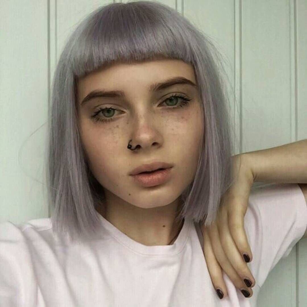 Пепельный цвет волос с белой челкой