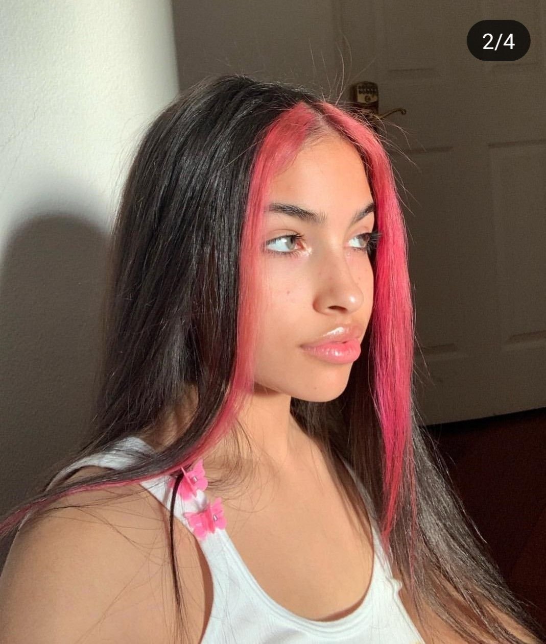 Яркие пряди у лица