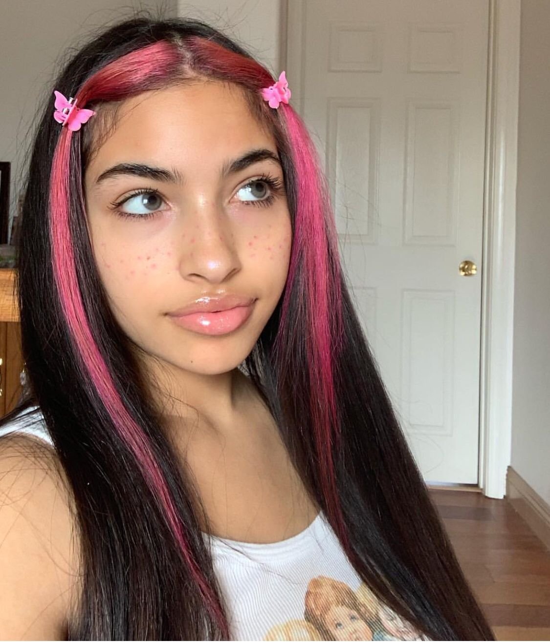 Розовые пряди у лица