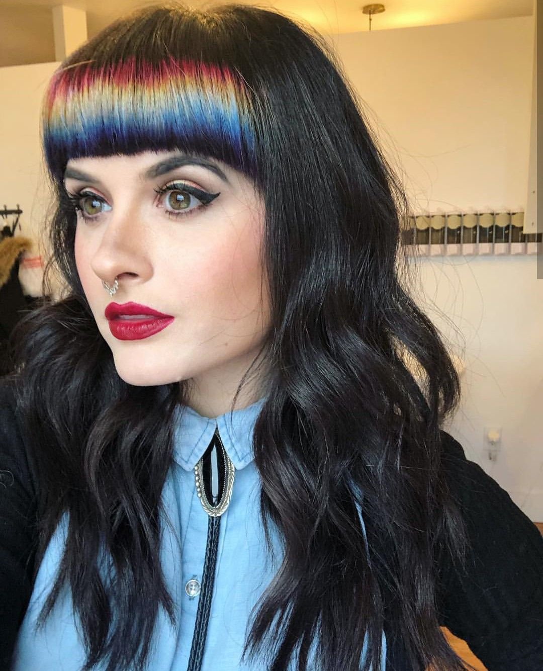 Челка крашеная прядью