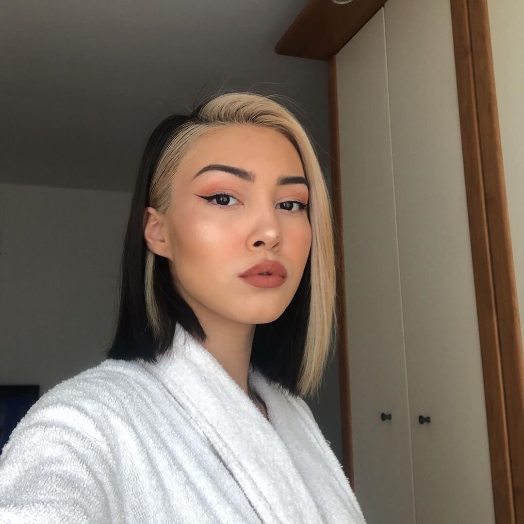 Светлые пряди у лица 2020