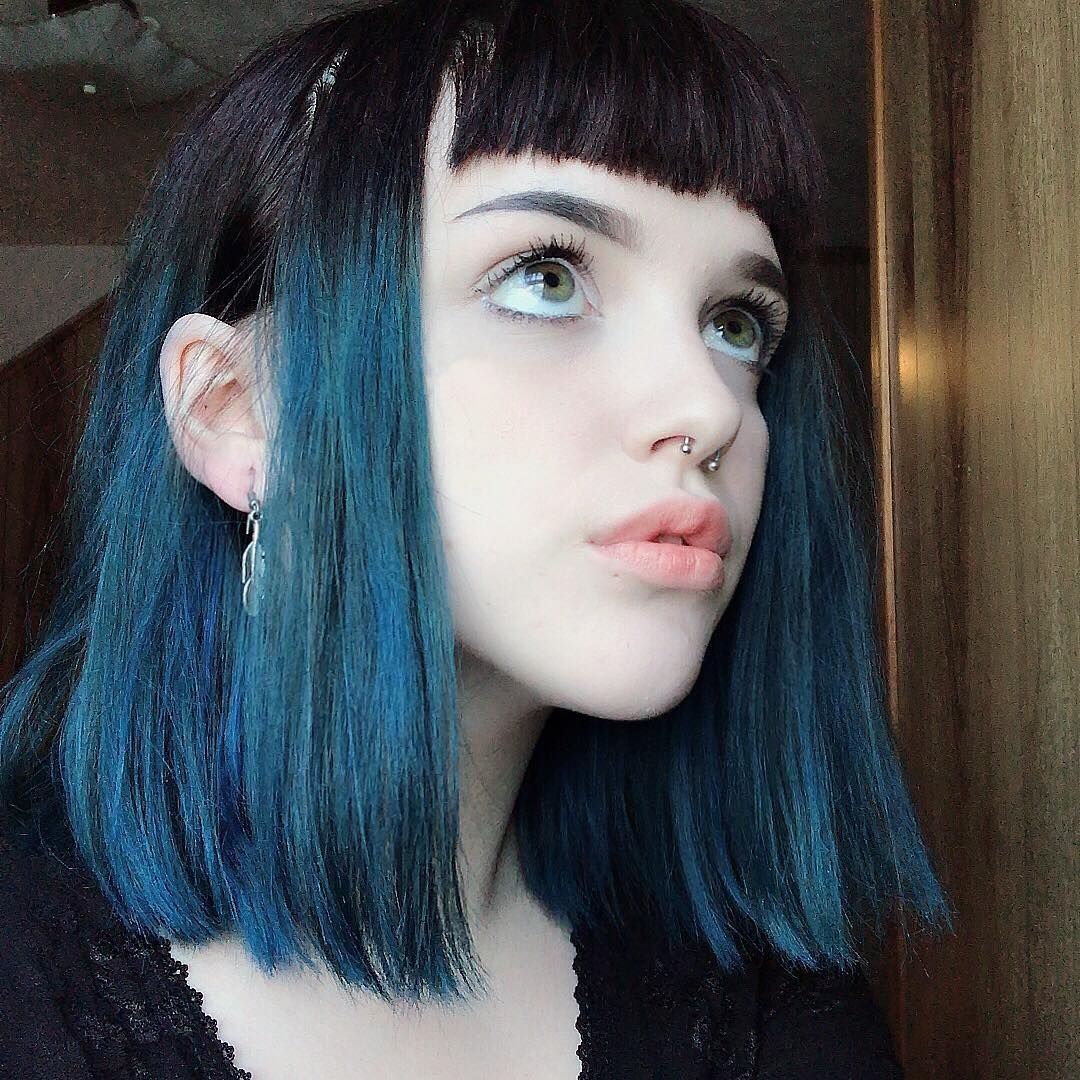 Синяя челка