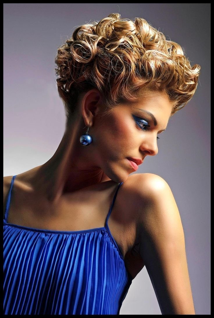 Каскад Шегги Боб на вьющиеся волосы