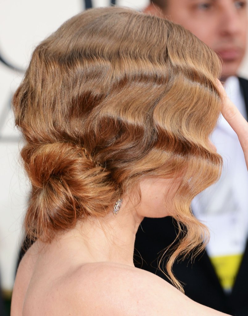 Прическа пучок с локонами