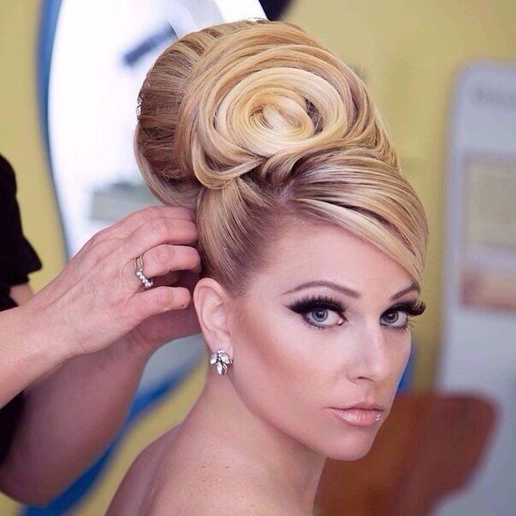 Небрежная прическа на длинные волосы