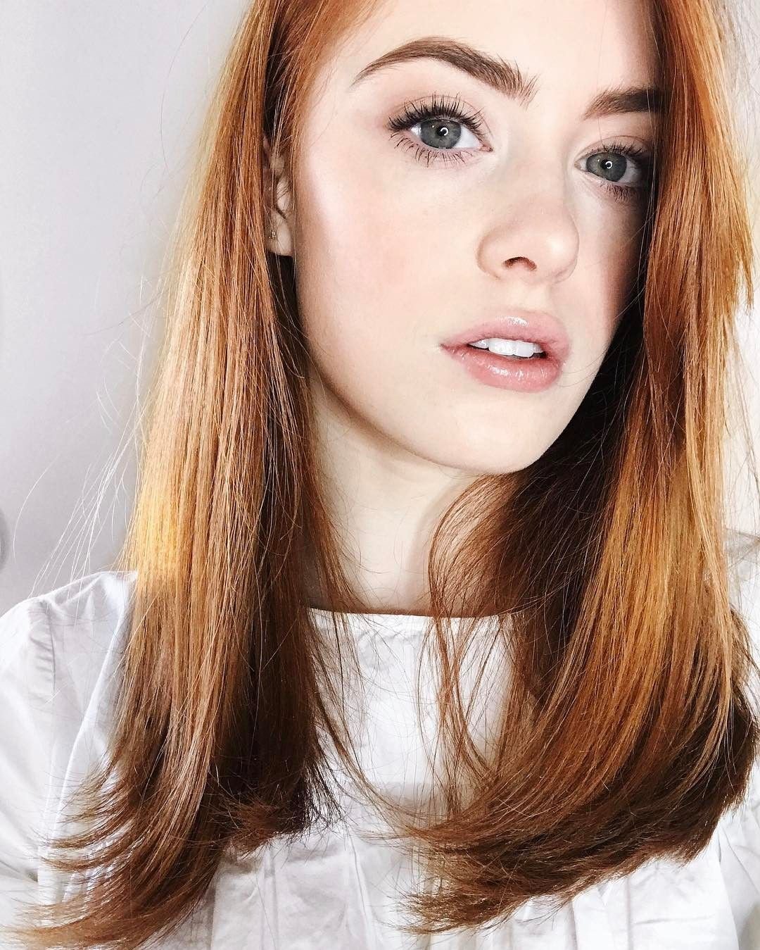 Рыжеволосая девушка с каре