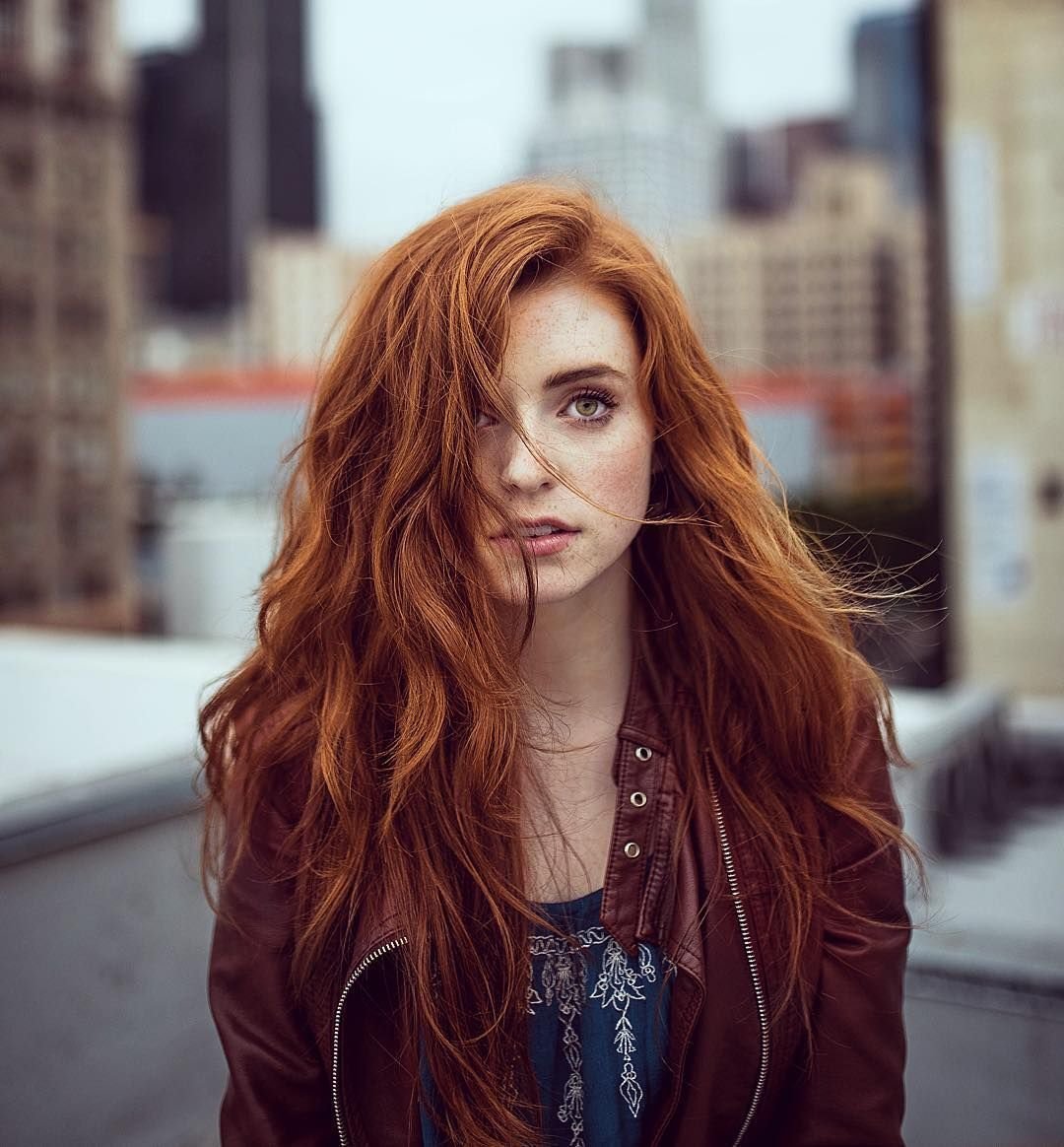 Рыжие волосы и темные брови