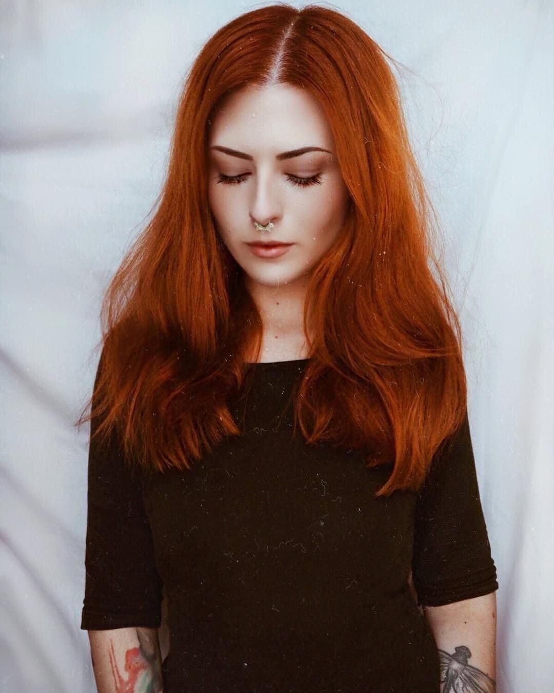 Девушка с бледной кожей