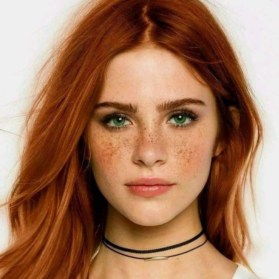 Николь Уивер с веснушками