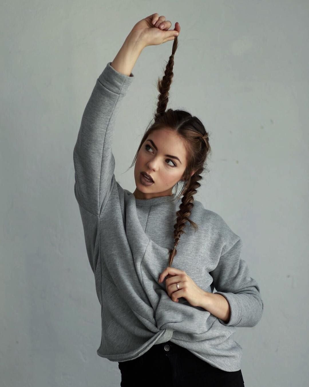 Девушка с двумя косичками