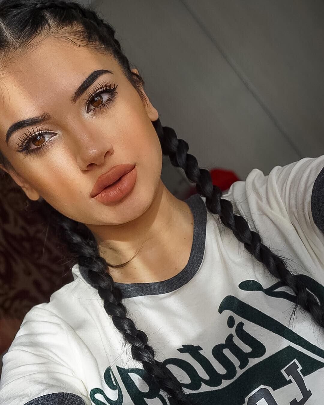 Брюнетка с косичками