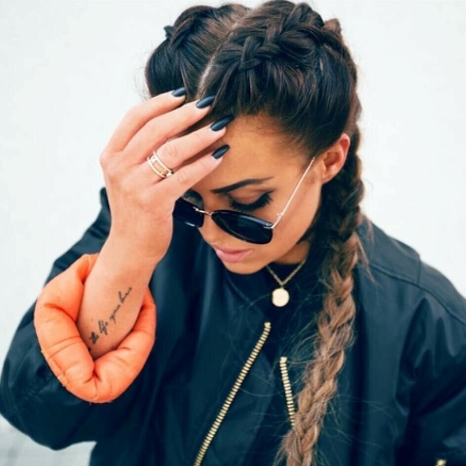 Девушка брюнетка с косичками