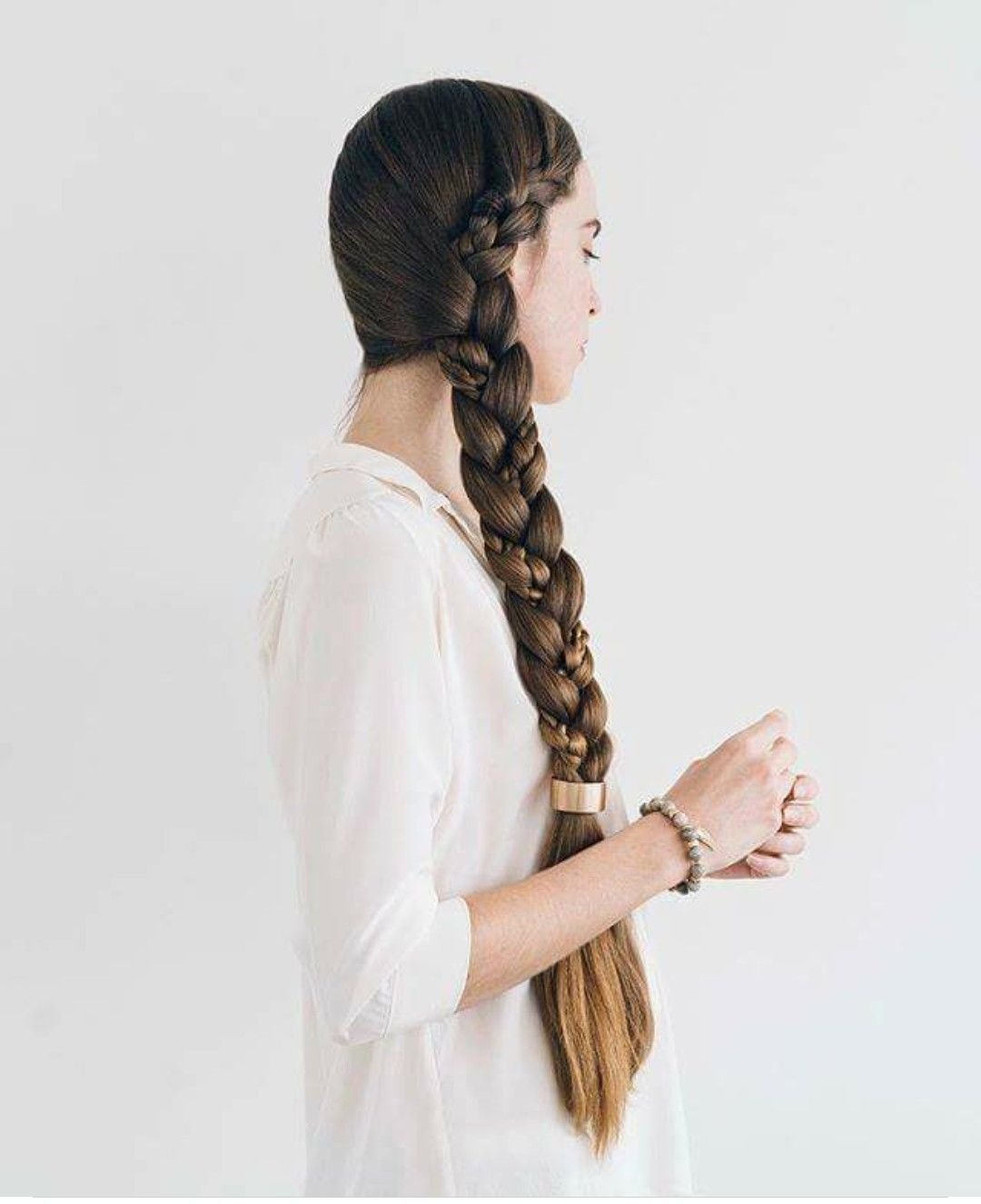 Брюнетка с очень длинными волосами