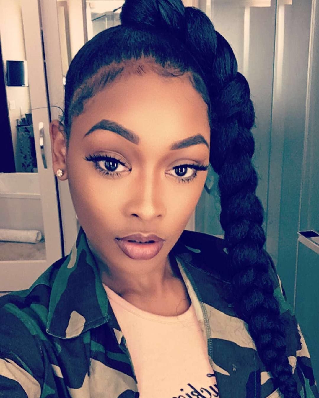 Блондинка в белом свитере