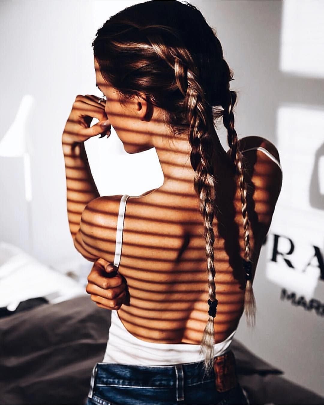 Брюнетка с двумя косичками