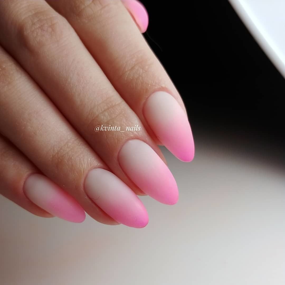 Нюдовый градиент на ногтях миндаль